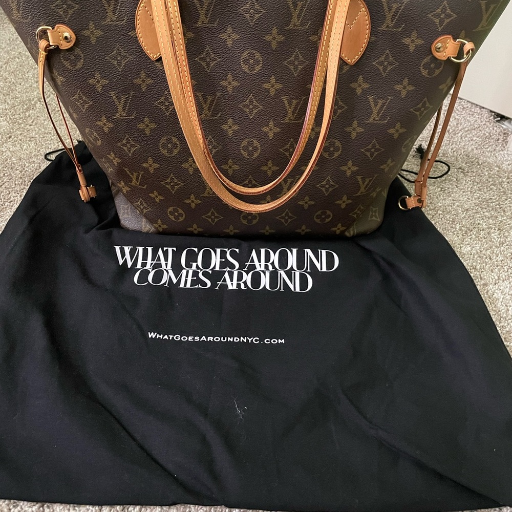 Selling my Louis Vuitton neverfull MM